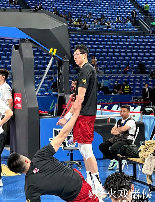 周琦半场出战12分钟,投篮4中3得到6分6篮板1助攻1抢断 周琦半场出战12分钟,投篮4中3得到6分6篮板1助攻1抢断